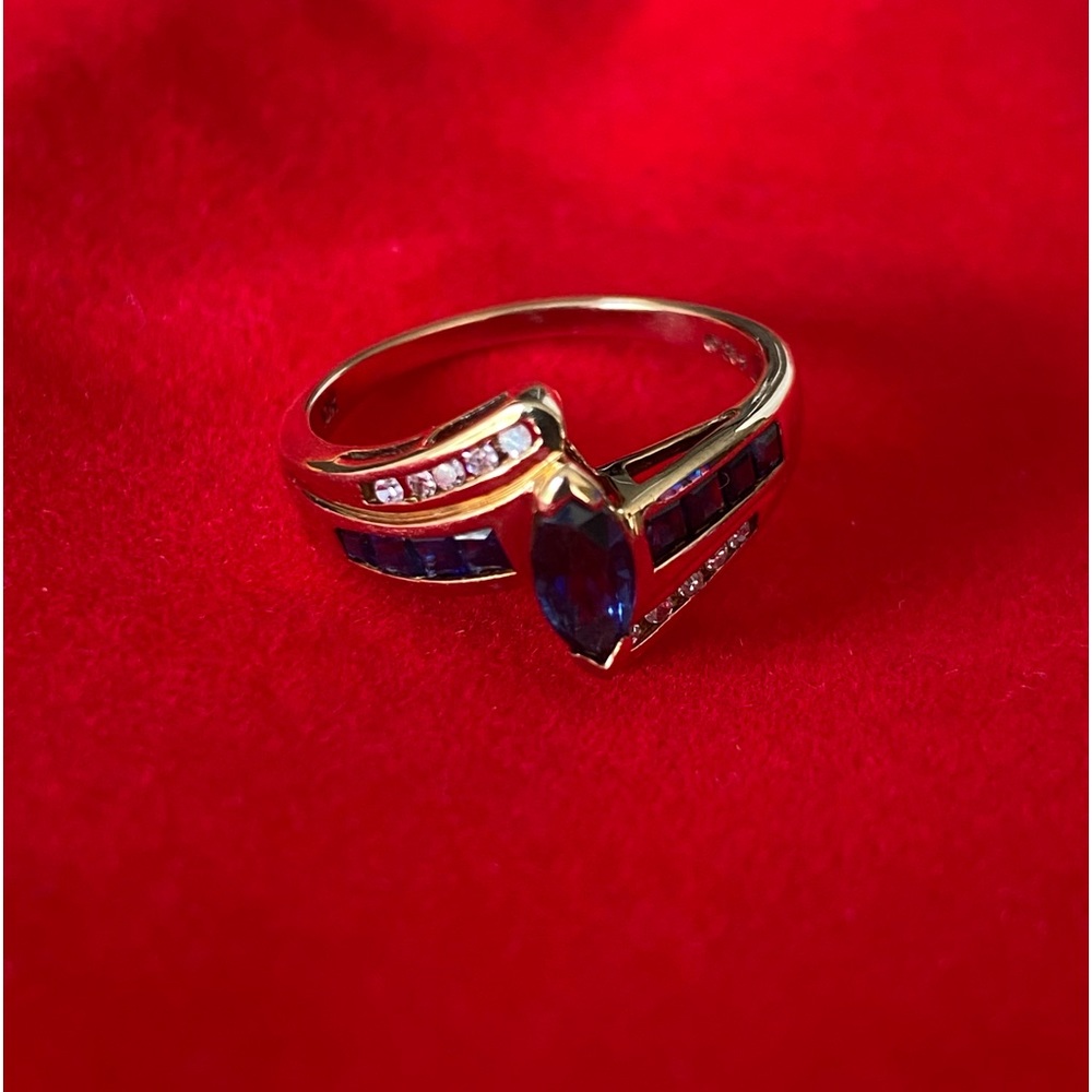 Beautiful Solid 10k Gold Blue Sapphire Marquise Cut 10 Natural Diamond Ring.